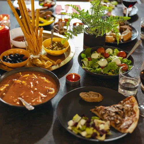 Fournisseur italien PACA 4 | Dolce Parma dinner-table-set-with-pizza-salad-soup-2026-03-24-04-49-52-utc(1)